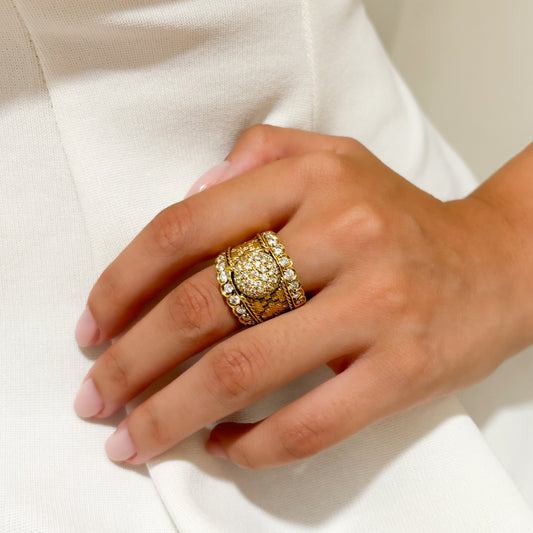 Comprar anillo ancho realizado en oro amarillo de 18kt con pavé redondo de brillantes en la parte central de 0,02ct y en la parte superior e inferior de 0,04ct.