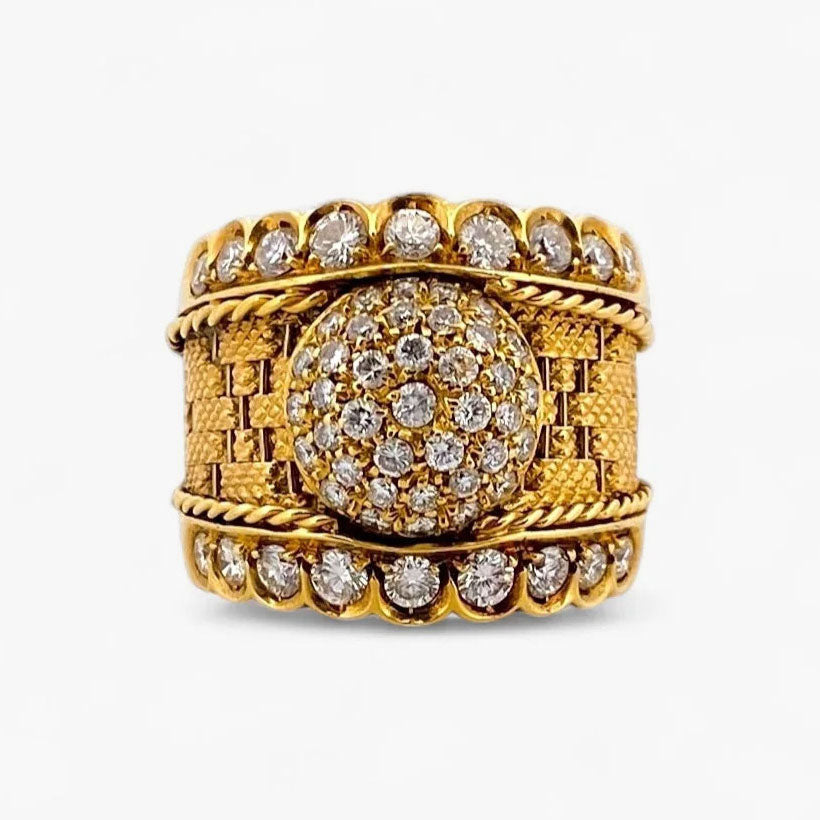 Comprar anillo ancho realizado en oro amarillo de 18kt con pavé redondo de brillantes en la parte central de 0,02ct y en la parte superior e inferior de 0,04ct.