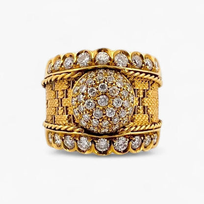 Comprar anillo ancho realizado en oro amarillo de 18kt con pavé redondo de brillantes en la parte central de 0,02ct y en la parte superior e inferior de 0,04ct.