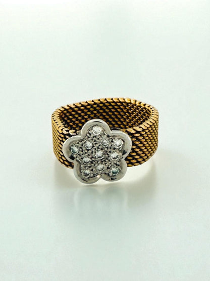 Comprar anillo original de Tous realizado con el característico tejido de malla en oro amarillo de 18kt y la flor icónica de la marca en oro amarillo de 18k. Joyas Tous baratas