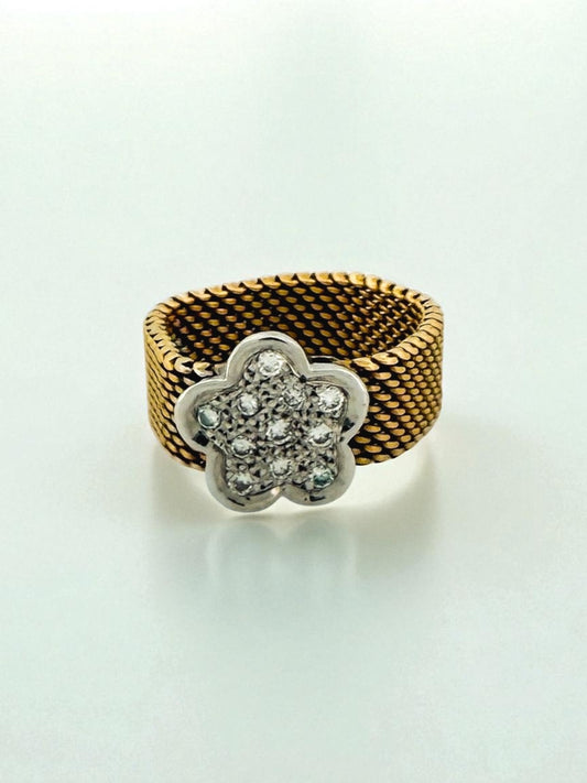 Comprar anillo original de Tous realizado con el característico tejido de malla en oro amarillo de 18kt y la flor icónica de la marca en oro amarillo de 18k. Joyas Tous baratas