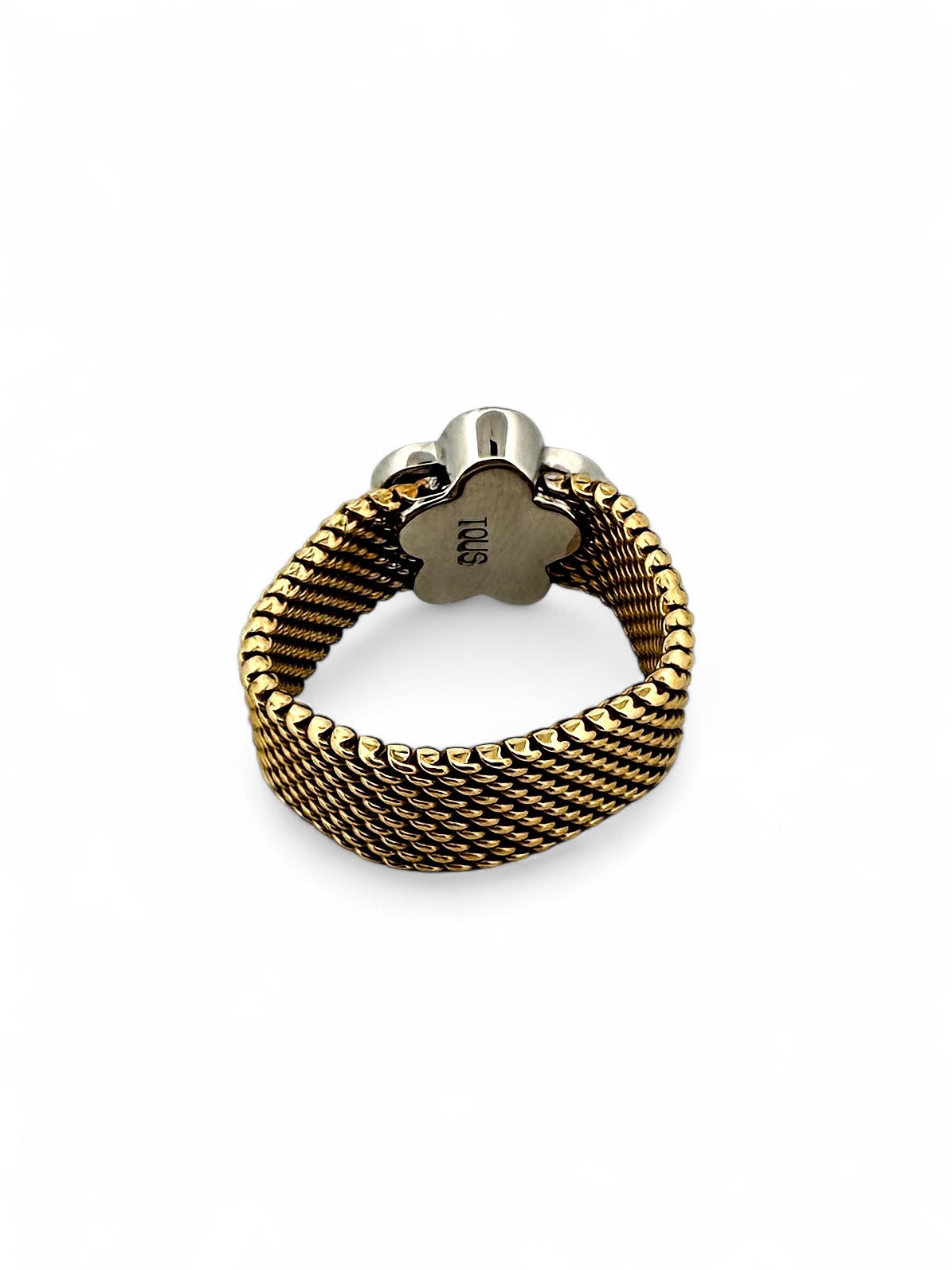 Comprar anillo original de Tous realizado con el característico tejido de malla en oro amarillo de 18kt y la flor icónica de la marca en oro amarillo de 18k. Joyas Tous baratas