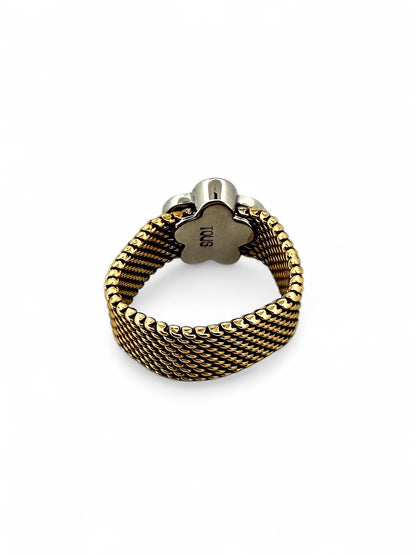 Comprar anillo original de Tous realizado con el característico tejido de malla en oro amarillo de 18kt y la flor icónica de la marca en oro amarillo de 18k. Joyas Tous baratas