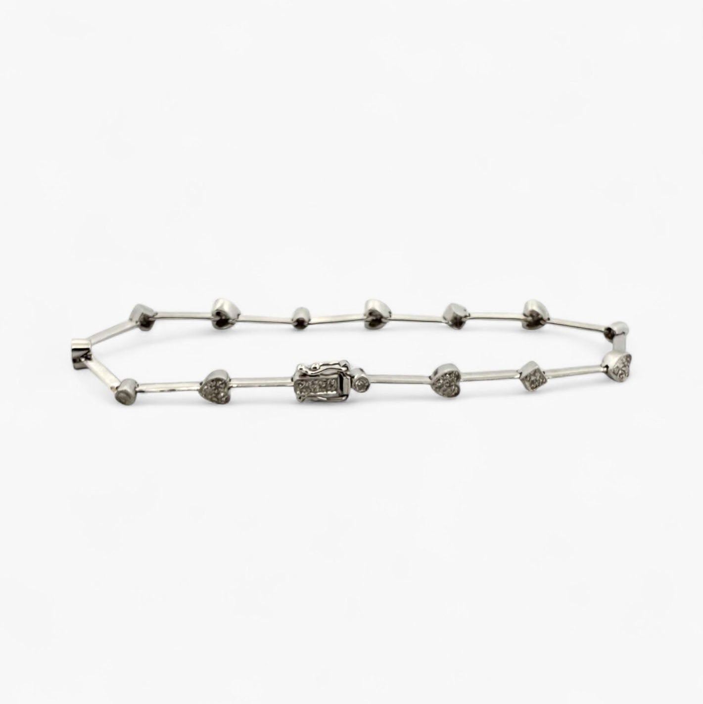 Comprar pulsera semirrígida realizada en oro blanco de 18kt con motivos de corazón, circulo y cuadrado y diamantes talla brillante. Joyas de segunda mano. 