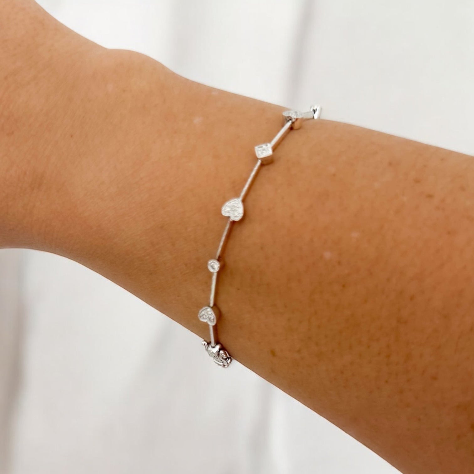 Comprar pulsera semirrígida realizada en oro blanco de 18kt con motivos de corazón, circulo y cuadrado y diamantes talla brillante. Joyas de segunda mano. 