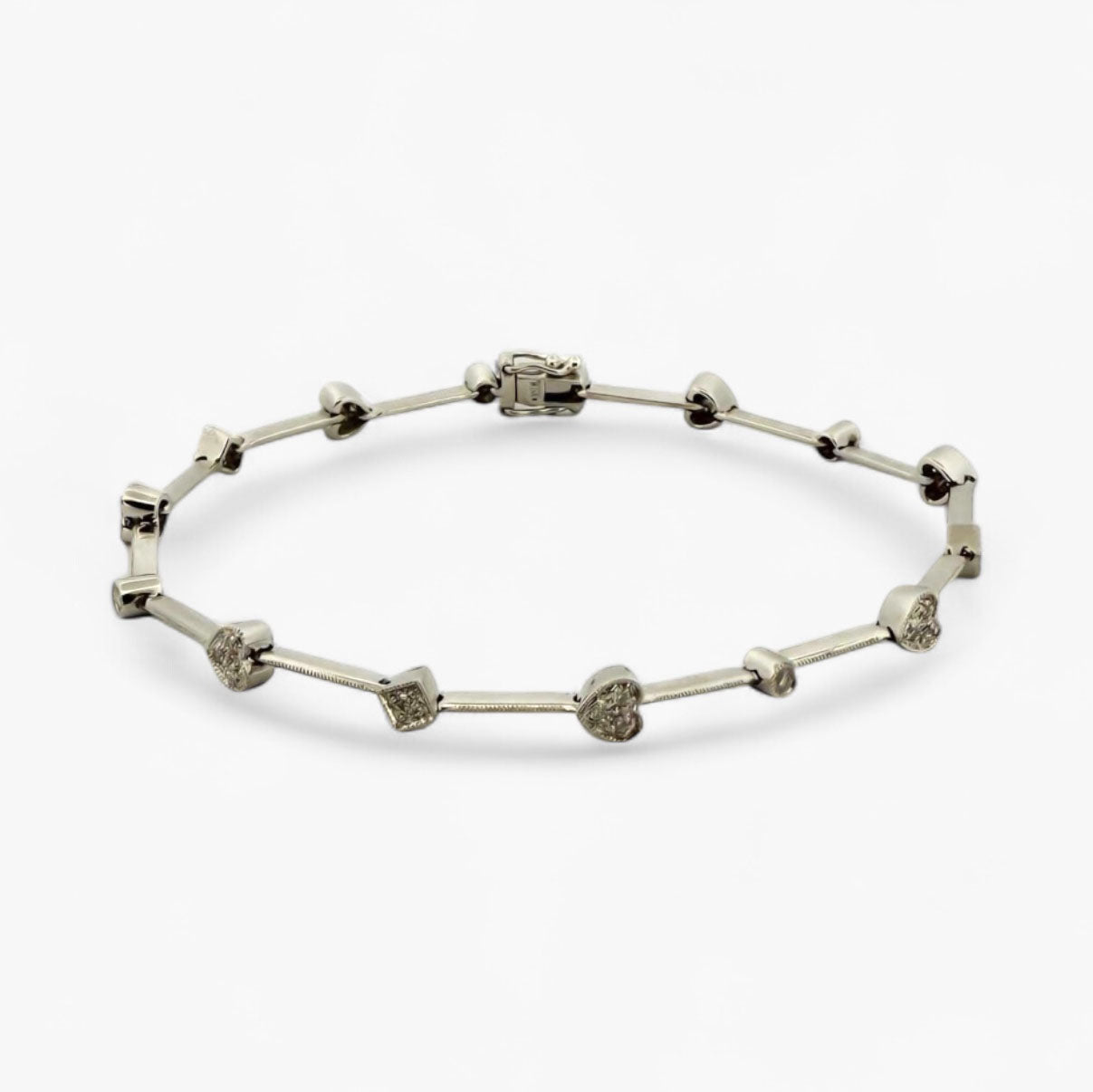 Comprar pulsera semirrígida realizada en oro blanco de 18kt con motivos de corazón, circulo y cuadrado y diamantes talla brillante. Joyas de segunda mano. 