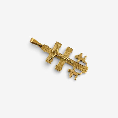 Comprar colgante cruz de caravaca realizada en oro amarillo de 18kt. Restauramos joyas de segunda mano para darles una nueva vida y vendemos oro al mejor precio.