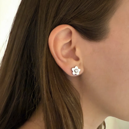 Comprar pendiente en forma de flor realizados en oro blanco de 18kt y un diamante talla brillante en cada pendiente. Pendientes oro 18kt. Envío gratis. Ian'Or.

