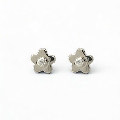 Comprar pendiente en forma de flor realizados en oro blanco de 18kt y un diamante talla brillante en cada pendiente. Pendientes oro 18kt. Envío gratis. Ian'Or.
