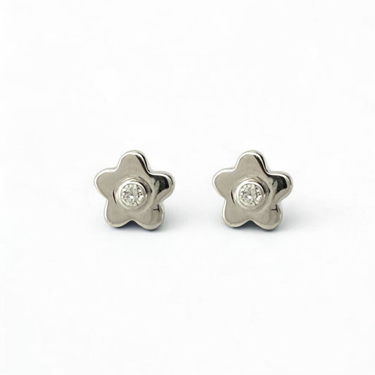 Comprar pendiente en forma de flor realizados en oro blanco de 18kt y un diamante talla brillante en cada pendiente. Pendientes oro 18kt. Envío gratis. Ian'Or.

