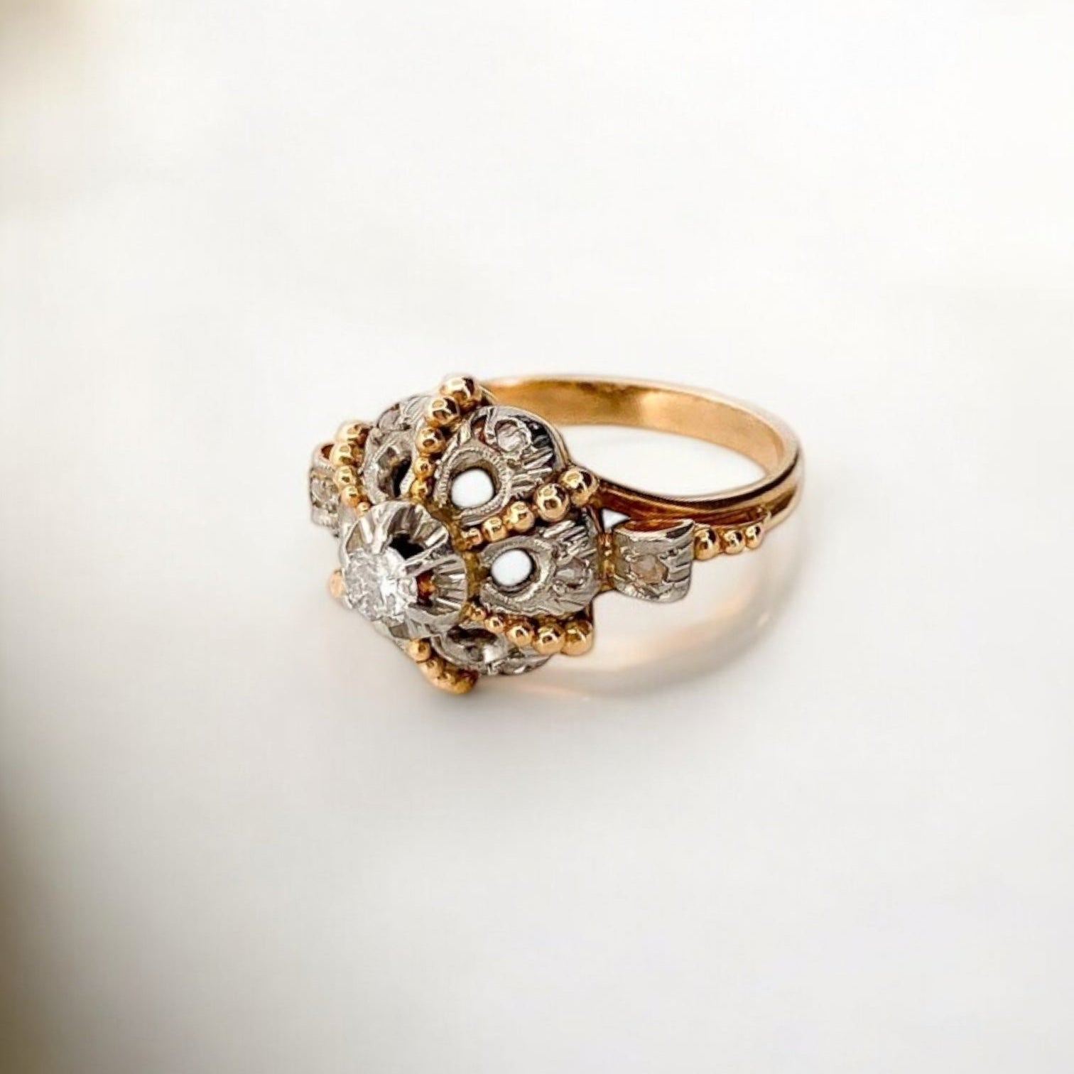 Comprar anillo antiguo realizado en oro amarillo de 18kt con un brillante central y pequeños diamantes talla antigua engastados en platino.  Joyas vintage de segunda mano. 
