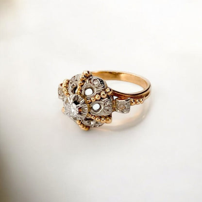 Comprar anillo antiguo realizado en oro amarillo de 18kt con un brillante central y pequeños diamantes talla antigua engastados en platino.  Joyas vintage de segunda mano. 