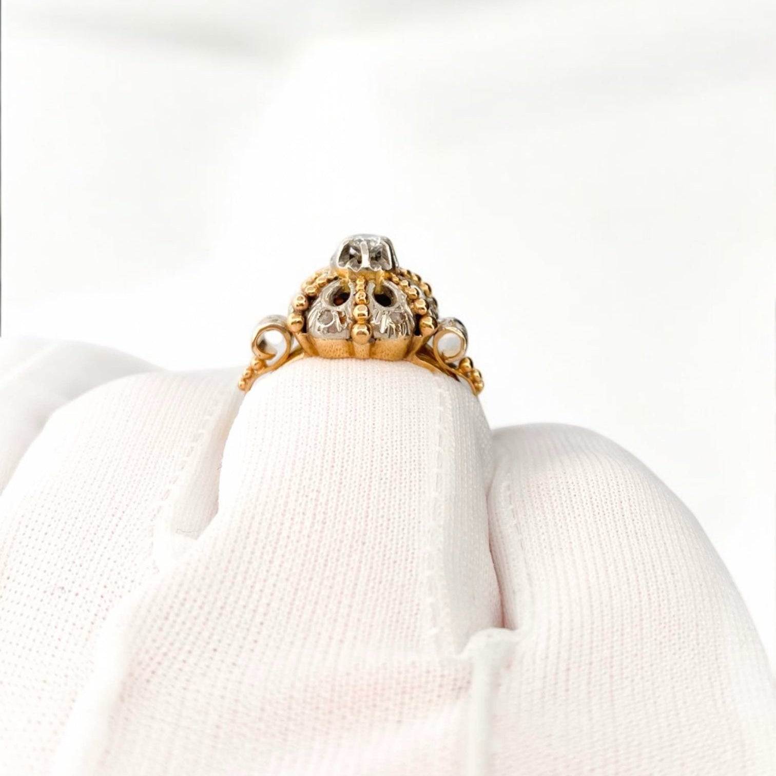 Comprar anillo antiguo realizado en oro amarillo de 18kt con un brillante central y pequeños diamantes talla antigua engastados en platino.  Joyas vintage de segunda mano. 