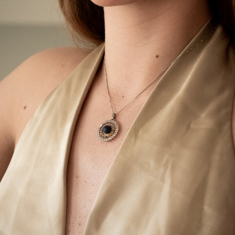 Colgante en forma de circulo realizado en oro blanco de 18kt una piedra central y diamantes alrededor. Joyas restauradas. Joyería Ian'Or. Envío gratis.