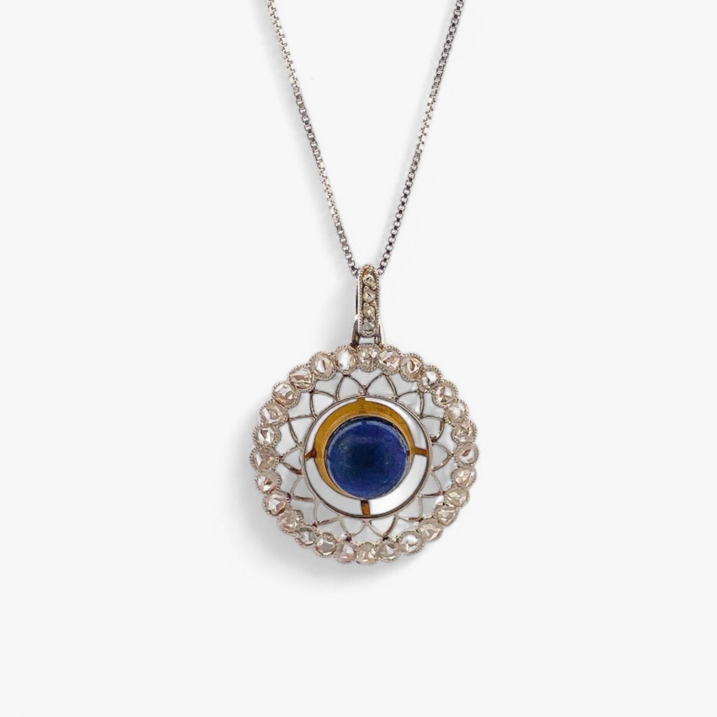 Colgante en forma de circulo realizado en oro blanco de 18kt una piedra central y diamantes alrededor. Joyas restauradas. Joyería Ian'Or. Envío gratis.