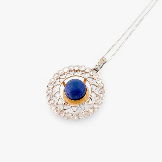 Colgante en forma de circulo realizado en oro blanco de 18kt una piedra central y diamantes alrededor. Joyas restauradas. Joyería Ian'Or. Envío gratis.