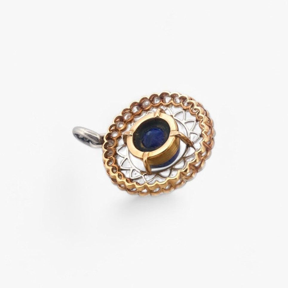Colgante en forma de circulo realizado en oro blanco de 18kt una piedra central y diamantes alrededor. Joyas restauradas. Joyería Ian'Or. Envío gratis.