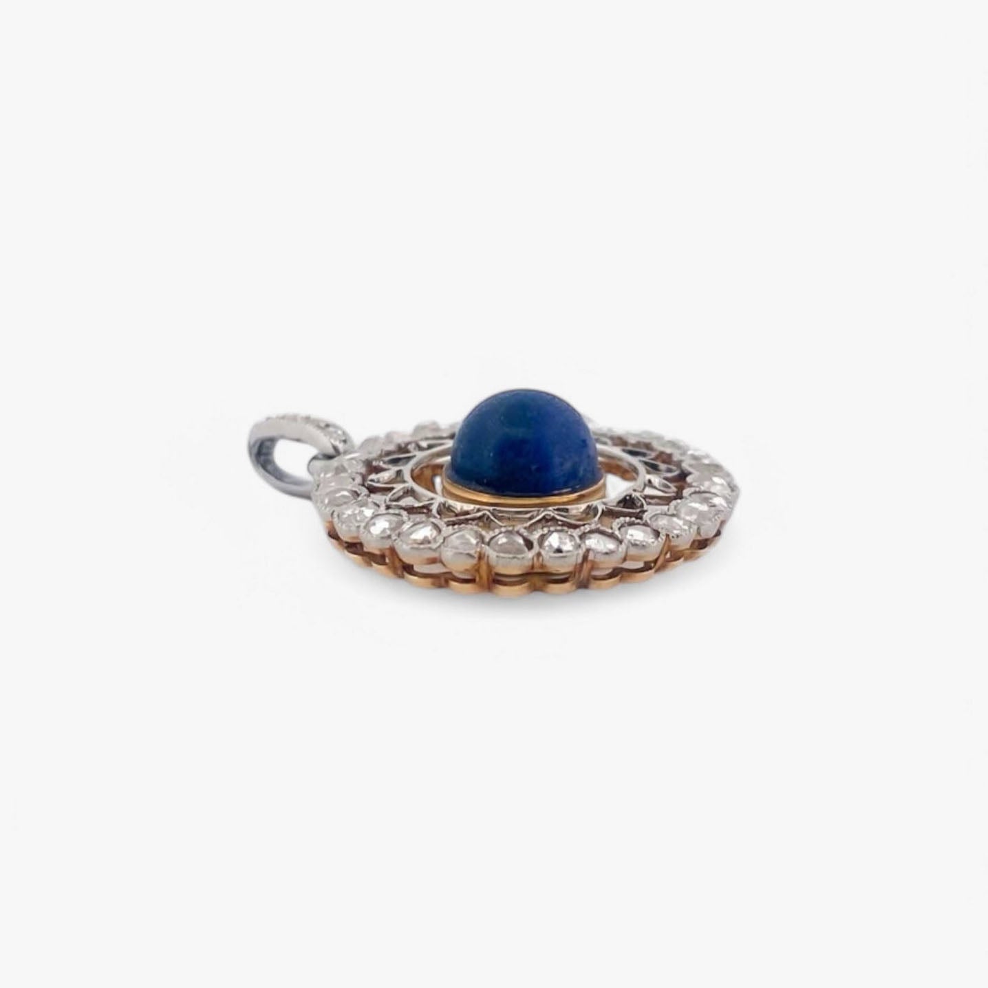Colgante en forma de circulo realizado en oro blanco de 18kt una piedra central y diamantes alrededor. Joyas restauradas. Joyería Ian'Or. Envío gratis.