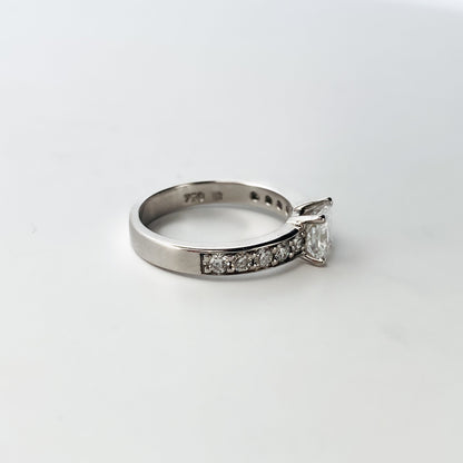 Solitario talla princesa realizado en oro blanco de 18kt y carril de 5 diamantes en cada brazo. Anillos de compromiso al mejor precio. Envío gratis. Joyería Ian'Or Barcelona