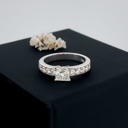 Solitario talla princesa realizado en oro blanco de 18kt y carril de 5 diamantes en cada brazo. Anillos de compromiso al mejor precio. Envío gratis. Joyería Ian'Or Barcelona