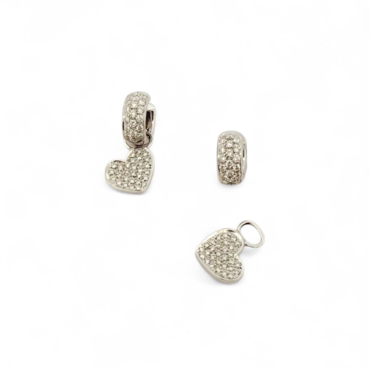 Comprar pendientes de oro blanco de 18kt con colgante en forma de corazón con pavé de diamantes talla brillante. Joyas segunda mano. Joyas restauradas. 