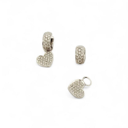 Comprar pendientes de oro blanco de 18kt con colgante en forma de corazón con pavé de diamantes talla brillante. Joyas segunda mano. Joyas restauradas. 