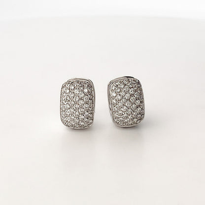 Comprar pendientes de oro blanco de 18kt con pavé de diamantes talla brillante en cada pendiente. Cierre catalán. Joyas segunda mano. Envío gratis. Ian'Or.