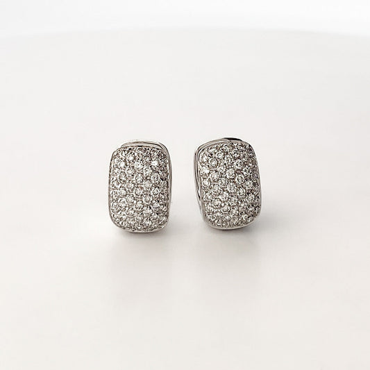 Comprar pendientes de oro blanco de 18kt con pavé de diamantes talla brillante en cada pendiente. Cierre catalán. Joyas segunda mano. Envío gratis. Ian'Or.