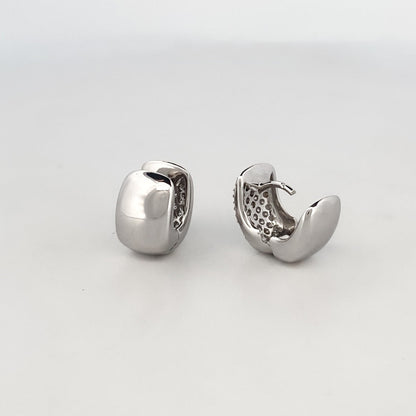 Comprar pendientes de oro blanco de 18kt con pavé de diamantes talla brillante en cada pendiente. Cierre catalán. Joyas segunda mano. Envío gratis. Ian'Or.