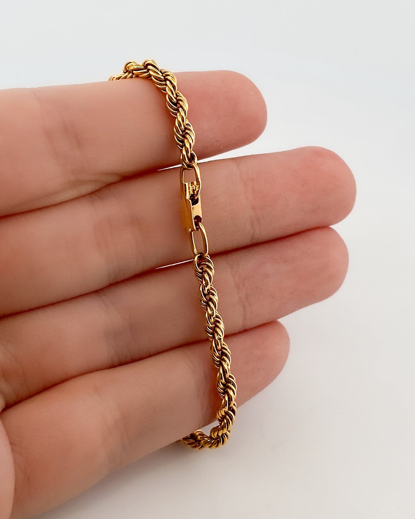 Comprar collar de oro amarillo de 18kt con cadena de cordón salomónico. La cadena mide 70,5cm, Cordones salomónicos baratos.