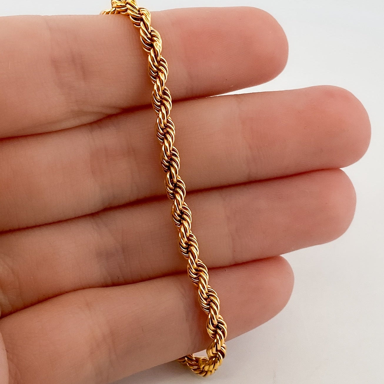 Comprar collar de oro amarillo de 18kt con cadena de cordón salomónico. La cadena mide 70,5cm, Cordones salomónicos baratos.