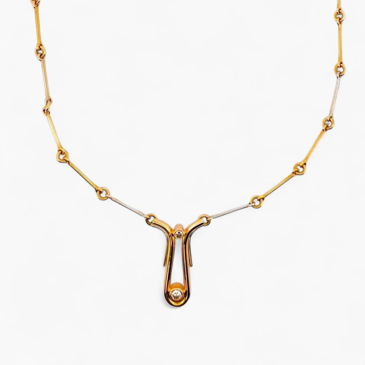 Comprar collar bicolor semirrígido realizado en oro blanco y amarillo de 18kt de 41,2cm de largo con diamantes talla brillante y cierre tipo gancho. Ian'Or.
