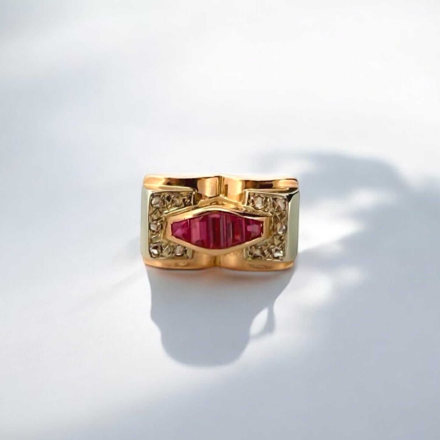 Comprar Anillo tipo sello realizado en oro amarillo de 18kt con 5 rubíes centrales y 10 diamantes talla antigua. Anillos de segunda mano. Joyería Ian'Or.