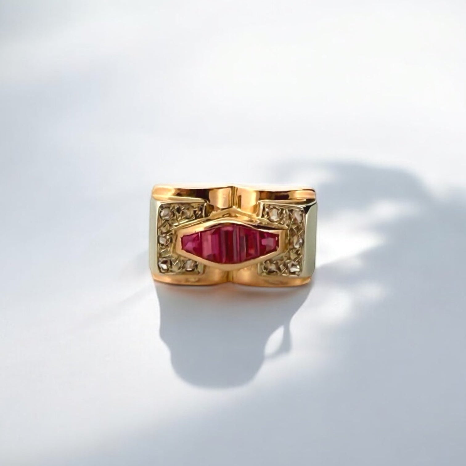 Comprar Anillo tipo sello realizado en oro amarillo de 18kt con 5 rubíes centrales y 10 diamantes talla antigua. Anillos de segunda mano. Joyería Ian'Or.