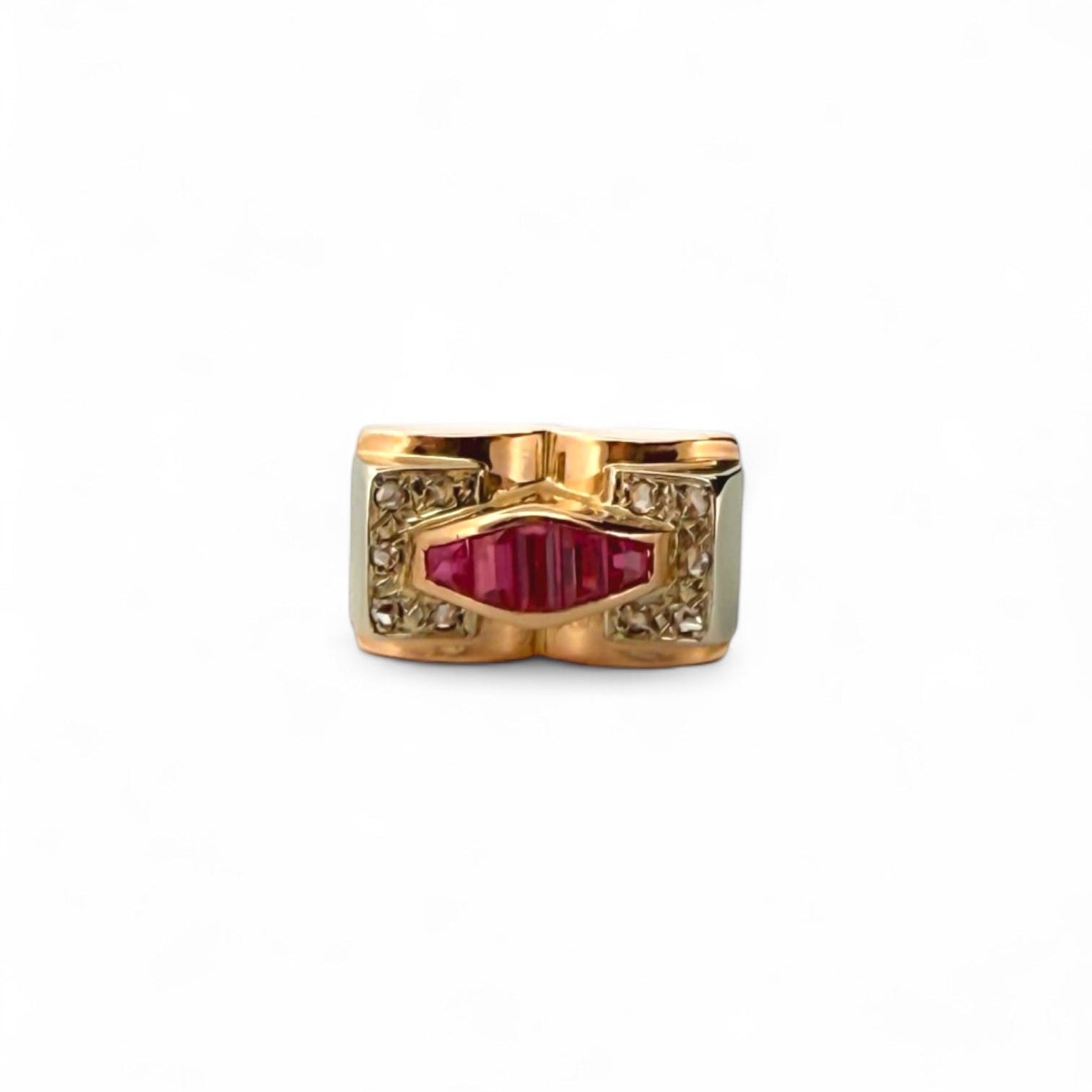 Comprar Anillo tipo sello realizado en oro amarillo de 18kt con 5 rubíes centrales y 10 diamantes talla antigua. Anillos de segunda mano. Joyería Ian'Or.