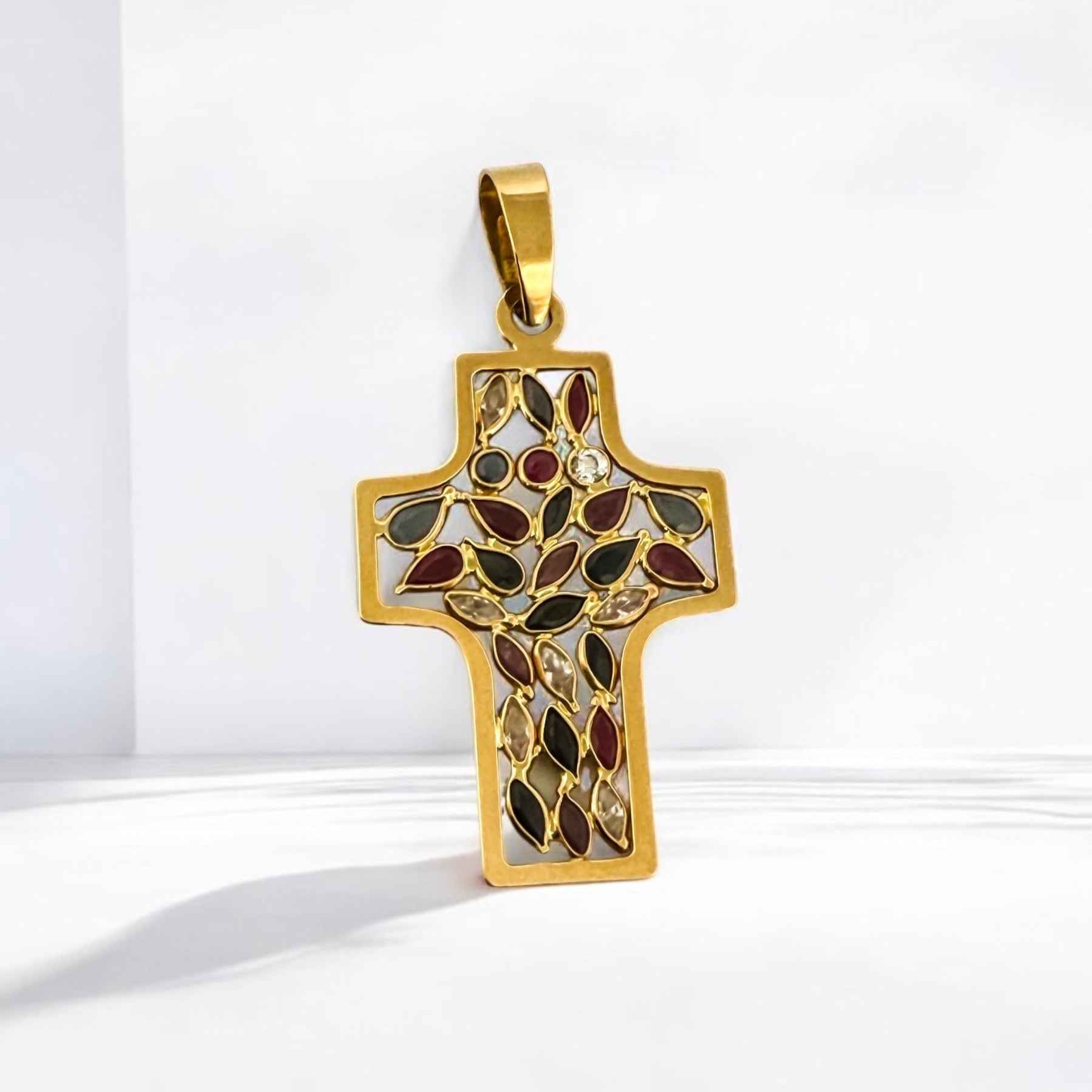 Comprar colgante en forma de cruz de oro amarillo de 18kt con 28 piedras. Joyería Ian'Or. Envío GRATIS. Joyas acondicionadas. Segunda vida joyas. Ian'Or.