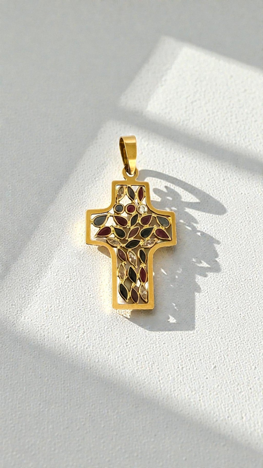 23025GV - Colgante cruz oro amarillo 18kt rubíes zafiros y circonitas