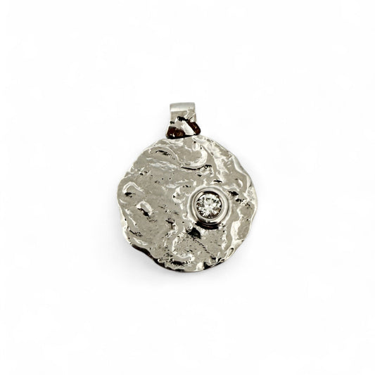 Comprar colgante en forma redondeada con textura en oro blanco de 18kt y diamante con engaste chatón. Joyería Ian'Or. Joyas restauradas. Envío gratis.

