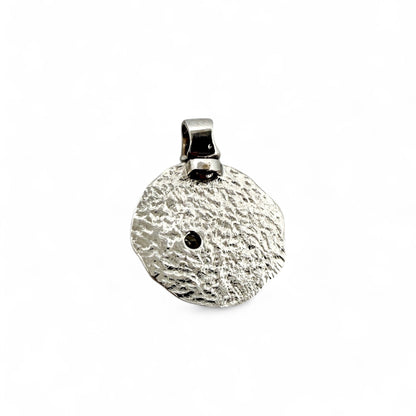 Comprar colgante en forma redondeada con textura en oro blanco de 18kt y diamante con engaste chatón. Joyería Ian'Or. Joyas restauradas. Envío gratis.

