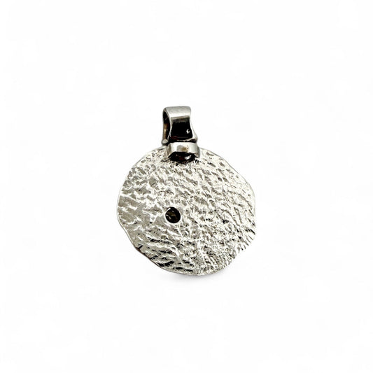 Comprar colgante en forma redondeada con textura en oro blanco de 18kt y diamante con engaste chatón. Joyería Ian'Or. Joyas restauradas. Envío gratis.

