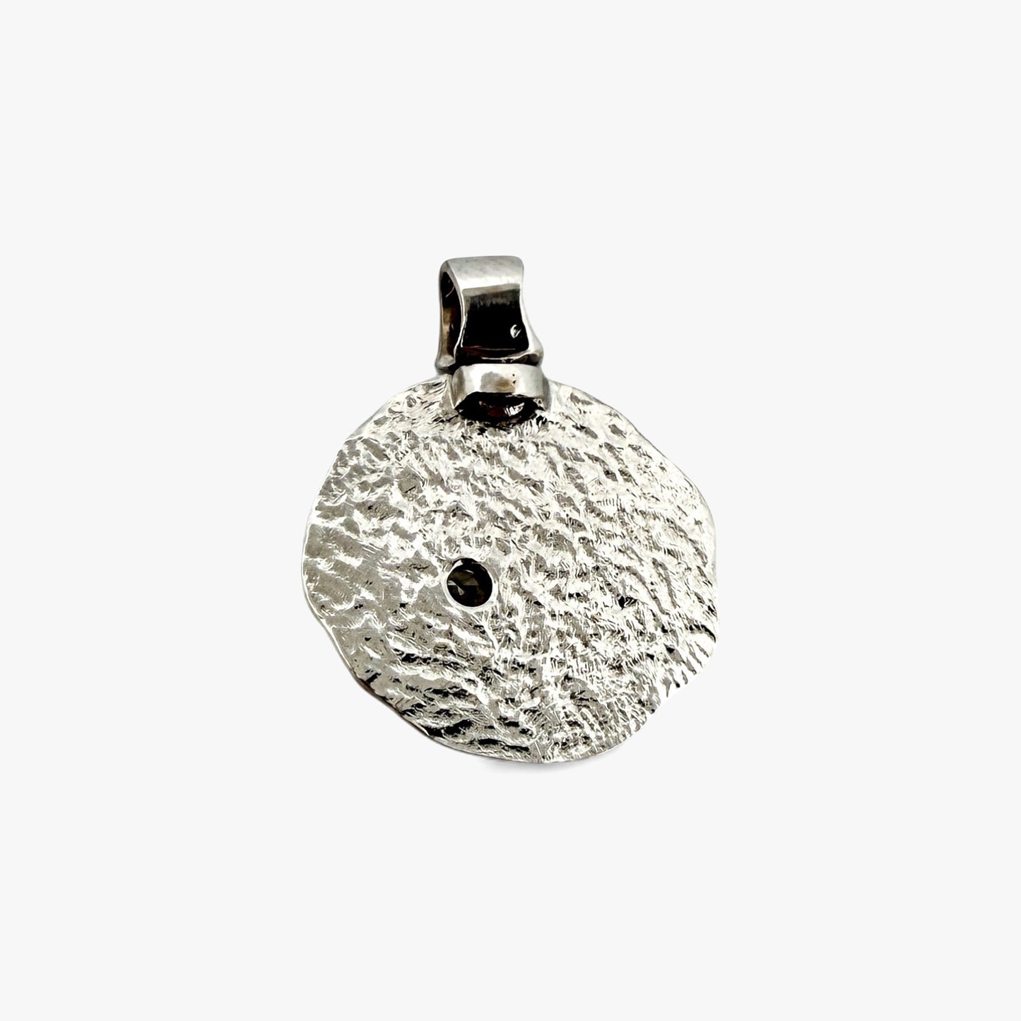 Comprar colgante en forma redondeada con textura en oro blanco de 18kt y diamante con engaste chatón. Joyería Ian'Or. Joyas restauradas. Envío gratis.