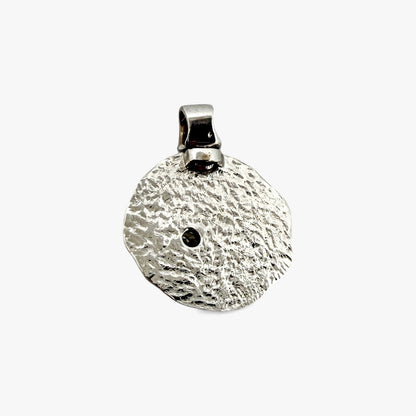 Comprar colgante en forma redondeada con textura en oro blanco de 18kt y diamante con engaste chatón. Joyería Ian'Or. Joyas restauradas. Envío gratis.
