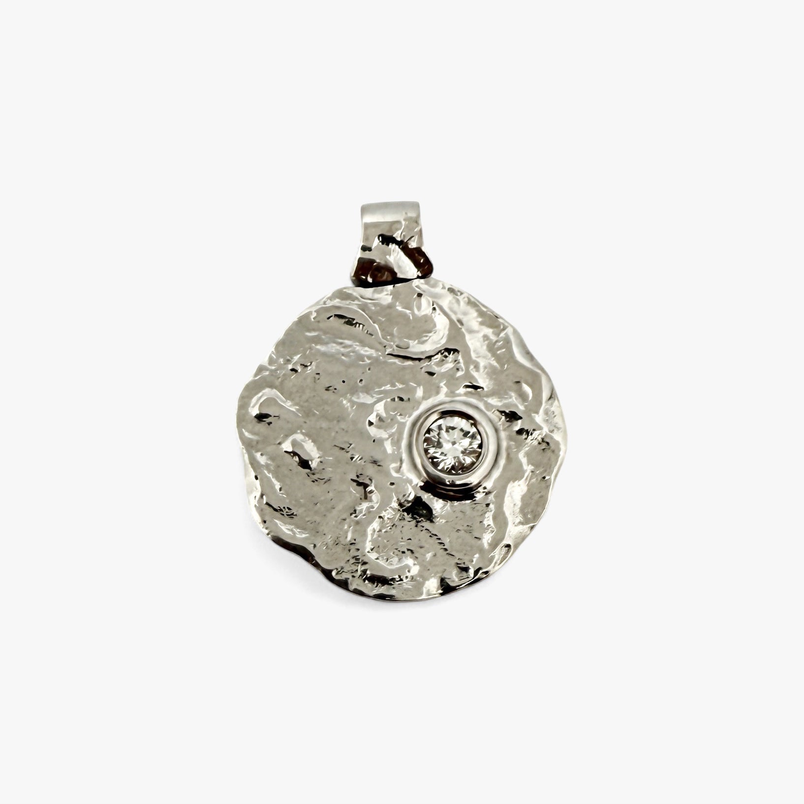 Comprar colgante en forma redondeada con textura en oro blanco de 18kt y diamante con engaste chatón. Joyería Ian'Or. Joyas restauradas. Envío gratis.
