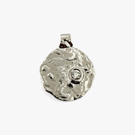 Comprar colgante en forma redondeada con textura en oro blanco de 18kt y diamante con engaste chatón. Joyería Ian'Or. Joyas restauradas. Envío gratis.