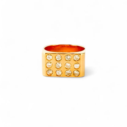 Comprar anillo tipo sello realizado en oro amarillo cuadrado de 18kt con 12 diamantes talla brillante de 0,08ct. Anillos de segunda mano. Joyería Ian'Or.