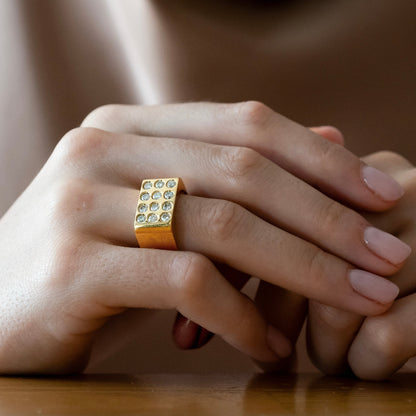 Comprar anillo tipo sello realizado en oro amarillo cuadrado de 18kt con 12 diamantes talla brillante de 0,08ct. Anillos de segunda mano. Joyería Ian'Or.