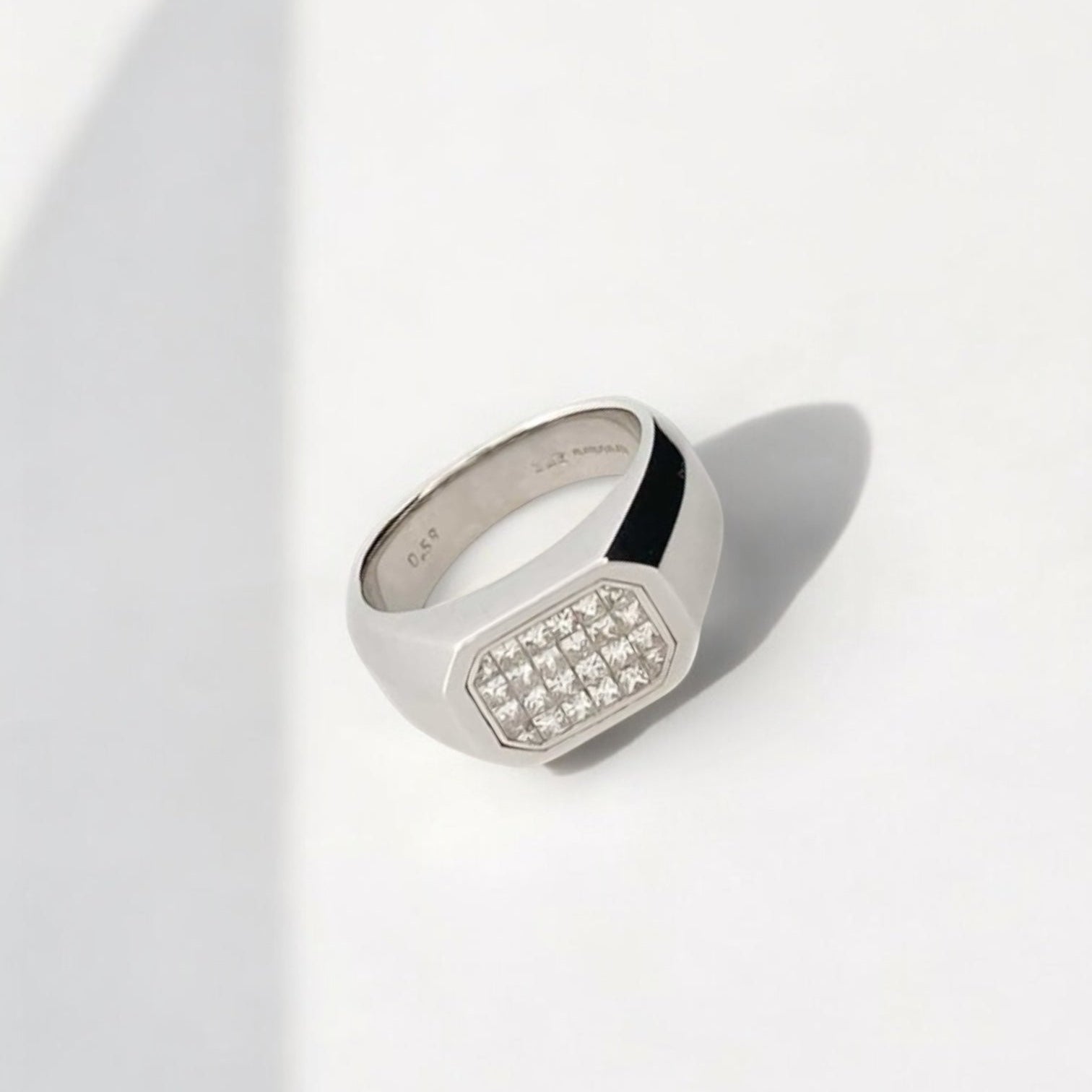 Comprar Sortija de oro blanco de 18kt tipo sello con pavé de 24 diamantes talla princesa.Joyería compro oro en Barcelona. Joyas con diamantes baratas. Envío gratis.