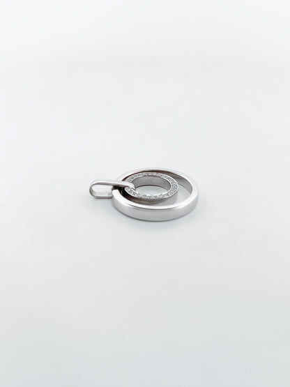 Comprar colgante medalla de oro blanco con dos circulos, uno de ellos lleva 23 diamantes.