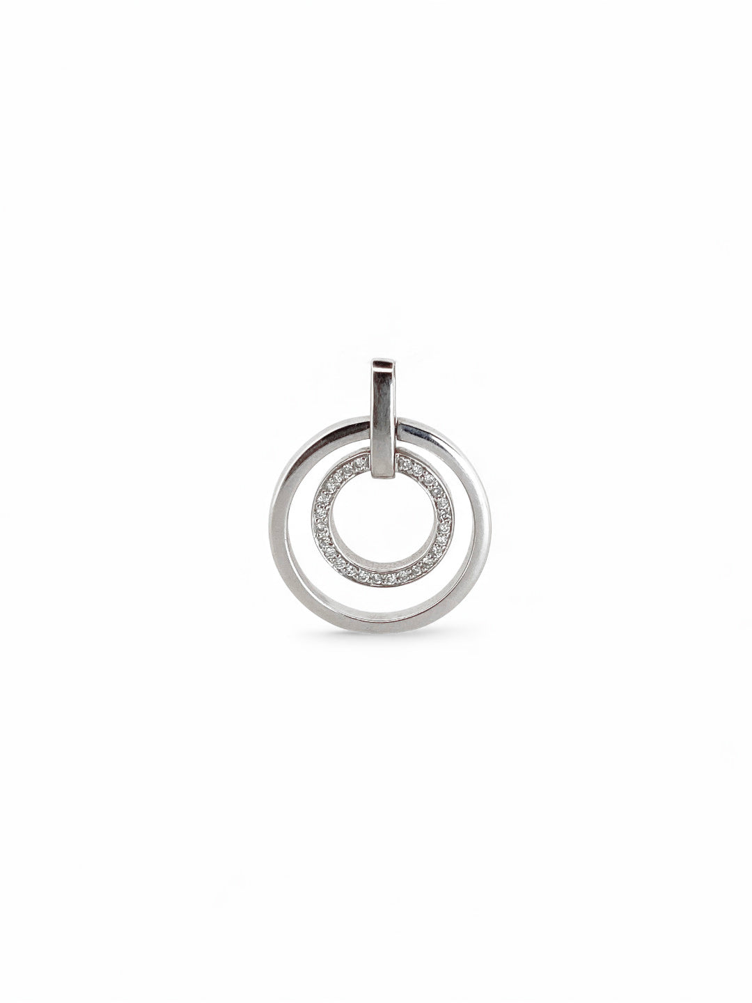 Comprar colgante medalla de oro blanco con dos circulos, uno de ellos lleva 23 diamantes.