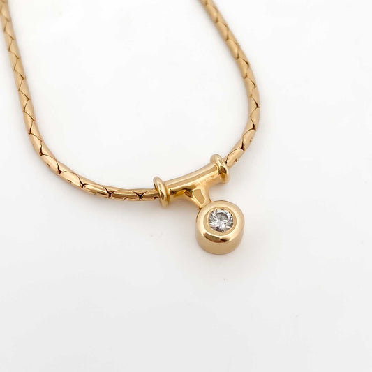 Comprar collar semirrígido de oro amarillo de 18kt de 42cm de largo con diamante y cierre tipo mosquetón. Joyas de segunda mano. Joyería Ian'Or.